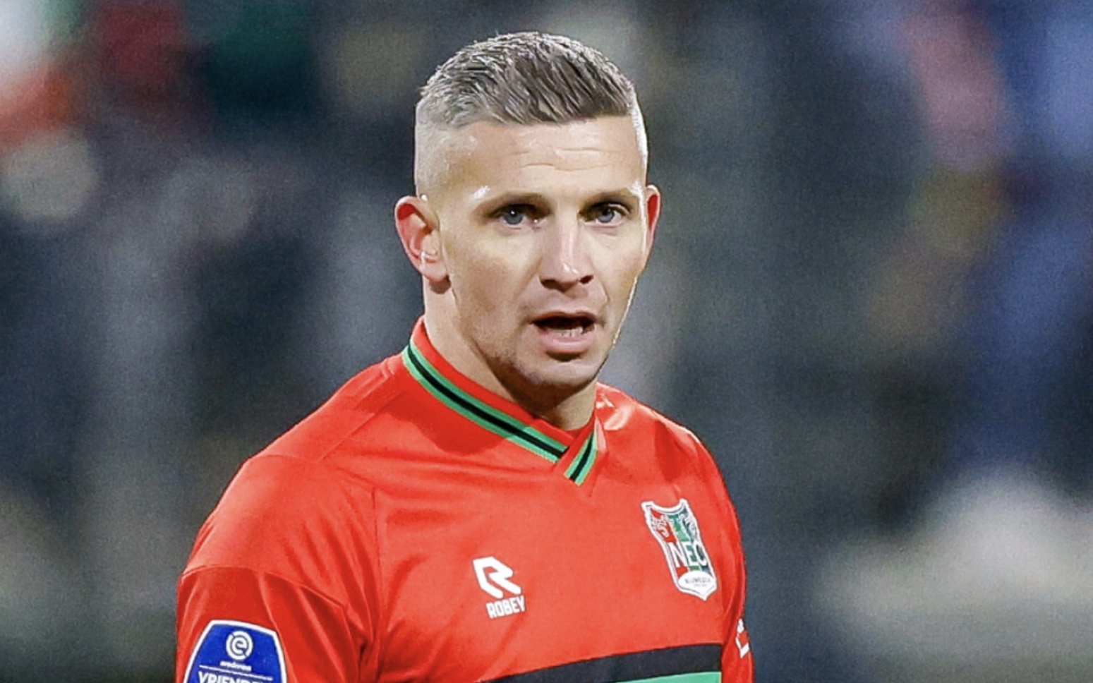 他在发球台 他在发球台